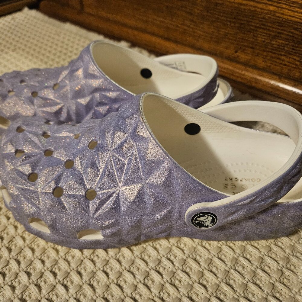 Crocs Girls Classic Geometric Clog, Big Kids size 5, Iridescent Purple